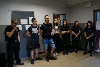policjant podczas spotkania z uczniami w komendzie