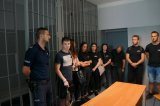 policjant podczas spotkania z uczniami w komendzie