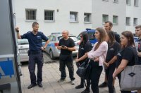policjanci podczas spotkania z uczniami pokazują radiowóz