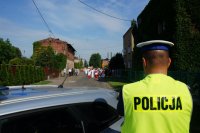 policjanci zabezpieczają procesję