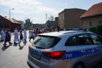 policjanci zabezpieczają procesję
