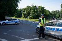 policjanci zabezpieczają procesję