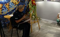 policjantka czyta dzieciom