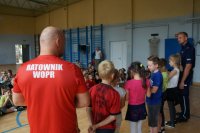 dzielnicowy i ratownik wodny z dziećmi