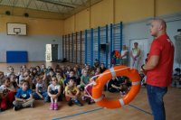 ratownik wodny z dziećmi