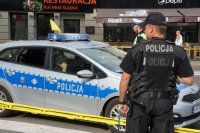 policjanci zabezpieczający tour