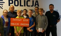policjanci z uczniami