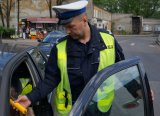 policjant bada stan trzeźwości kierowcy
