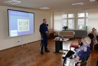 policjant podczas spotkania z seniorami