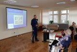 policjant podczas spotkania z seniorami