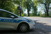 policyjny radiowóz w pobliżu drogi