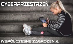 siedząca dziewczynka z tabletem