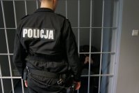 policjant a za kratkami w pomieszczeniu jest zatrzymany