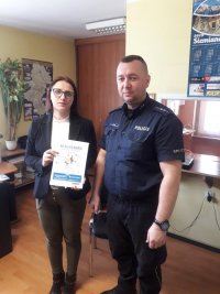 policjant wręcza plakaty
