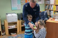 policjant bawi się z dziećmi