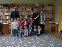 policjanci, bibliotekarka  z dziecmi