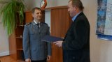 komendant składa podziękowania policjantowi