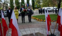 władze miasta przed pomnikiem