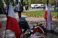 I Zastępca Komendanta składa kwiaty przed pomnikiem