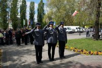 delegacja policjantów przed pomnikiem