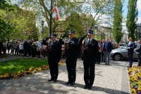 delegacja straży pożarnej przed pomnikiem