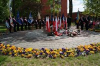 sztandary służb mundurowych i szkół wokół pomnika