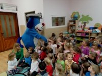 Sznupek z przedszkolakami się wita
