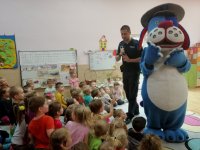 Sznupek i policjant z przedszkolakami