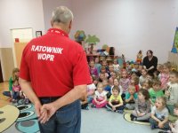 ratownik wodny z przedszkolakami