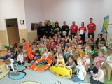 zdjęcie grupowe policjanta, strażaków, ratowników wodnych i przedszkolaków