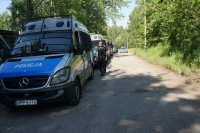policyjne radiowozy oznakowane stoją na poboczu