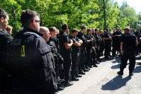 policjanci stoją w szeregu i słuchają przekazywanych informacji
