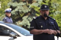 Komendant wojewódzki Policji stoi przed mikrofonem