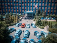 budynek komendy wojewódzkiej i nowe radiowozy z lotu ptaka