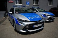 nowe radiowozy stoją przed budynkiem komendy