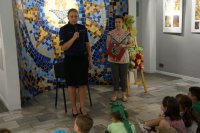 policjantka wita dzieci, które siedzą