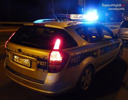 policyjny radiowóz w nocy na sygnałach świetlnych