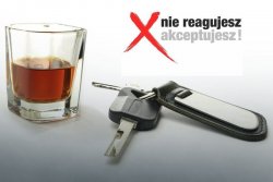 kluczyki z samochodu, szklanka z napojem i napis nie reagujesz-akceptujesz