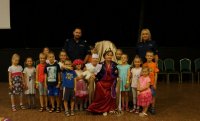 zdjęcie grupowe dzieci z policjantami