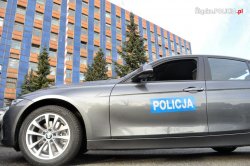 radiowóz nieoznakowany na tle budynku komendy wojewódzkiej