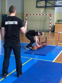 instruktor stoi ze stoperem w ręku