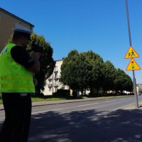 policjant z radarem przy przejściu