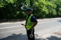 policjant ruchu drogowego stoi przy drodze