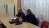policjanci siedzą na spotkaniu