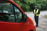 policjant kontroluje auto