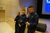 policjanci i straż miejska stoją i przemawiają