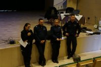 policjanci i straż miejska stoją i przemawiają