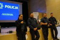 policjanci i straż miejska stoją i przemawiają