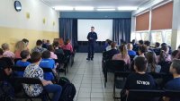 policjant na spotkaniu z młodzieżą