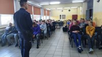 policjant na spotkaniu z młodzieżą